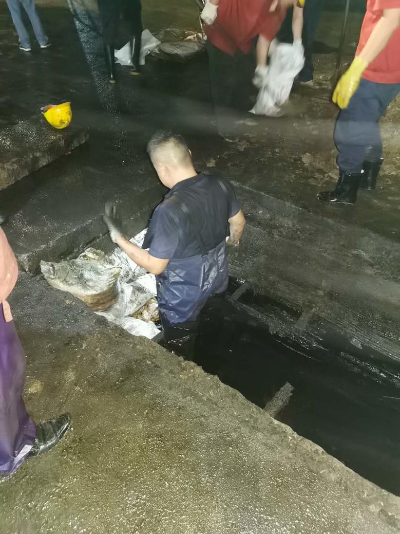 嚴陣以待抗擊洪魔 確保全廠生產(chǎn)供水2.jpg 嚴陣以待抗擊洪魔 確保全廠生產(chǎn)供水2.jpg