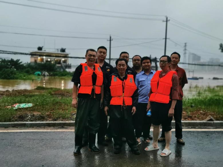 嚴陣以待抗擊洪魔 確保全廠生產(chǎn)供水3.jpg 嚴陣以待抗擊洪魔 確保全廠生產(chǎn)供水3.jpg